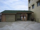 版築の壁と屋根緑化したギャラリー併用住宅写真1