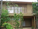 版築の壁と屋根緑化したギャラリー併用住宅写真3