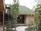 版築の壁と屋根緑化したギャラリー併用住宅写真4